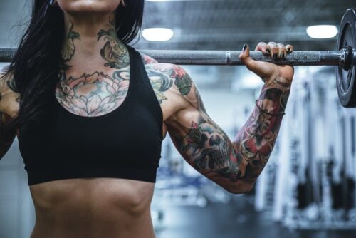 Read more about the article How Muscular Can A Woman Get Naturally? – (Examples and Statistics)